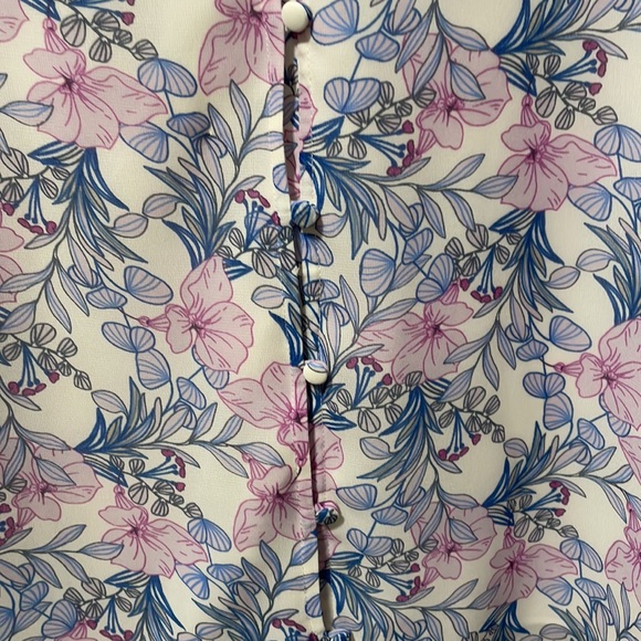 A Stunning Floral Vince Camuto Blouse! - Picture 3 of 8